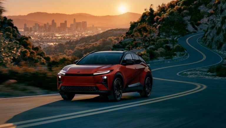 Novo Toyota C-HR 2026 une esportividade e luxo em SUV 100% elétrico