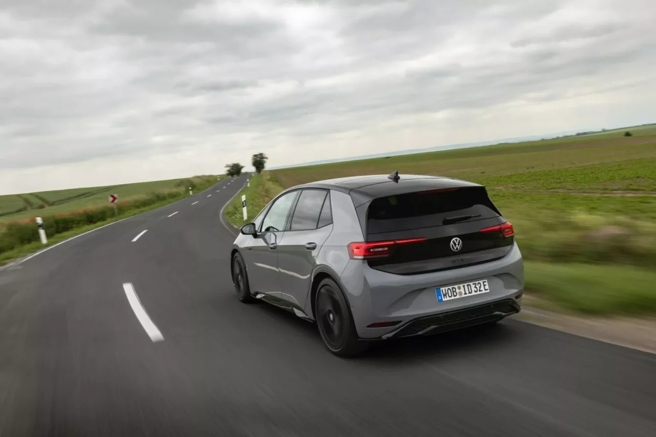 Volkswagen prepara ID.3 GTI de tração traseira com 335 cv para 2025
