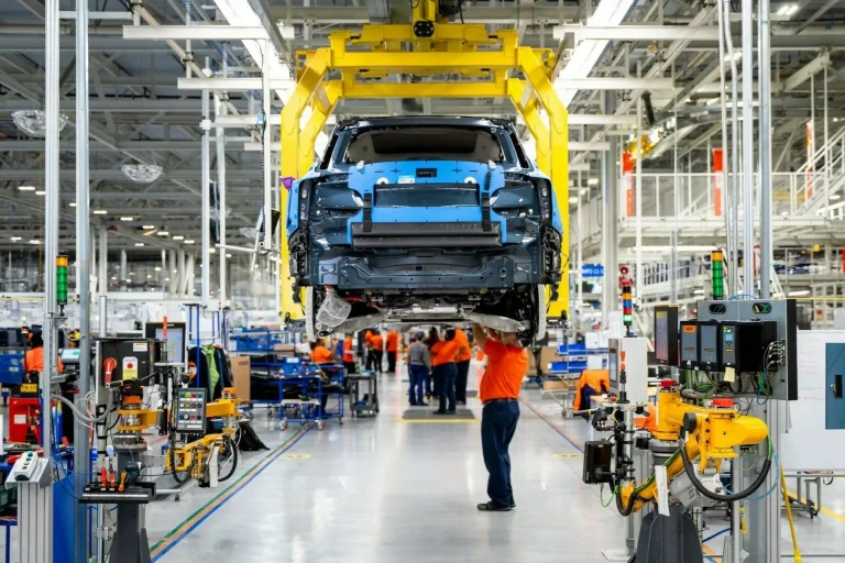 Carros elétricos geram rombo de US$ 65 bilhões nas montadoras