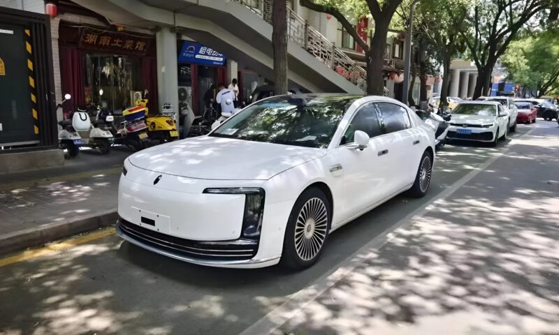 Huawei lança Maextro S800, sedã de luxo elétrico para desafiar Mercedes-Maybach