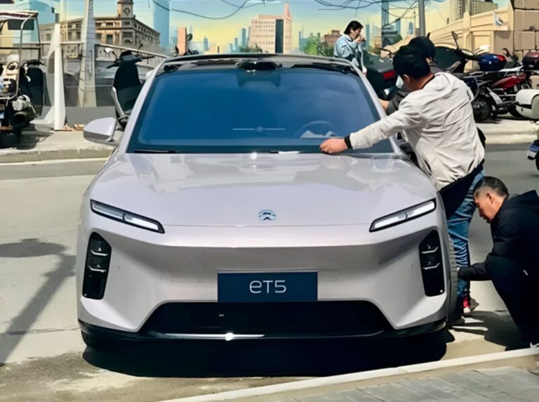 Nio revela o sedã ET5 2025 com design renovado na China
