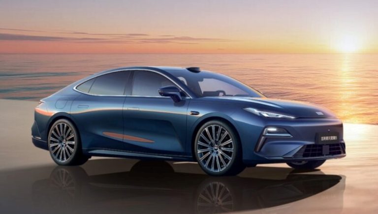 Geely lança o sedã híbrido plug-in Galaxy Starshine 8 com autonomia de até 1.600 km