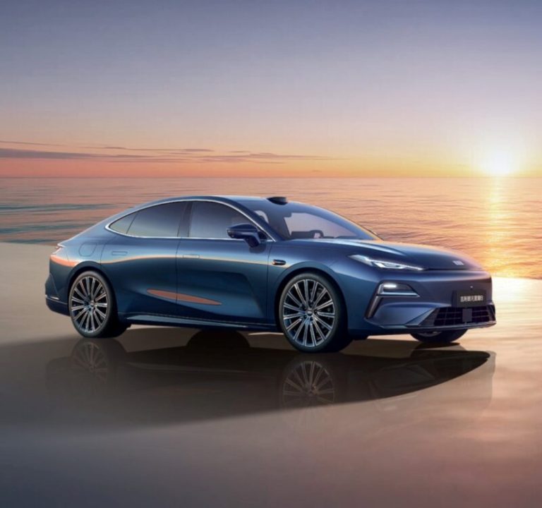 Geely lança o sedã híbrido plug-in Galaxy Starshine 8 com autonomia de até 1.600 km