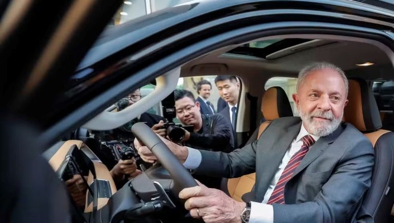 Lula diz que governo quer reduzir custo do financiamento de motos para entregadores