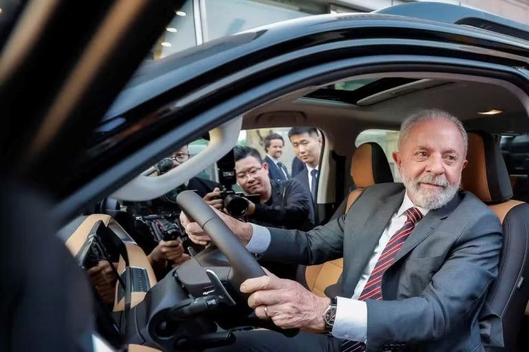 Lula diz que governo quer reduzir custo do financiamento de motos para entregadores