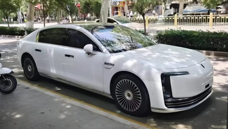 Huawei lança Maextro S800, sedã de luxo elétrico para desafiar Mercedes-Maybach
