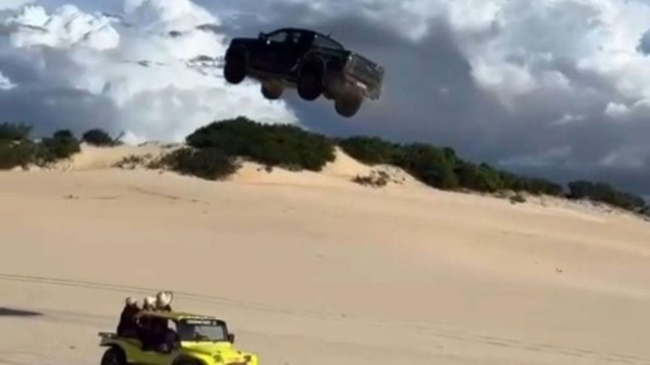 Ford Ranger Raptor salta duna no Ceará e acaba eestruída
