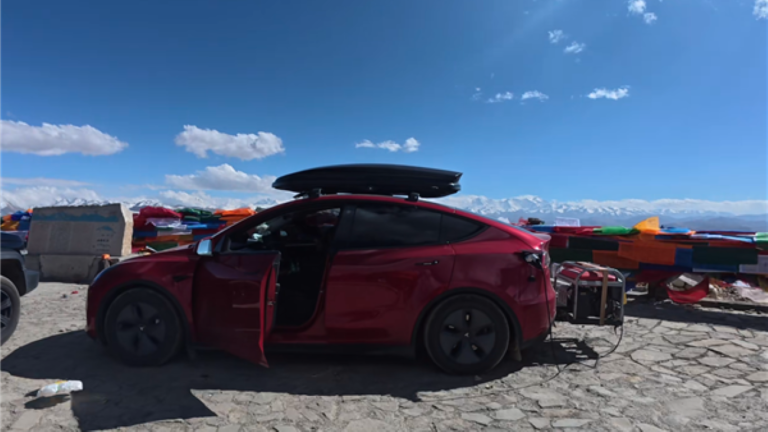 Proprietário chinês modifica Tesla para alcançar o Monte Everest