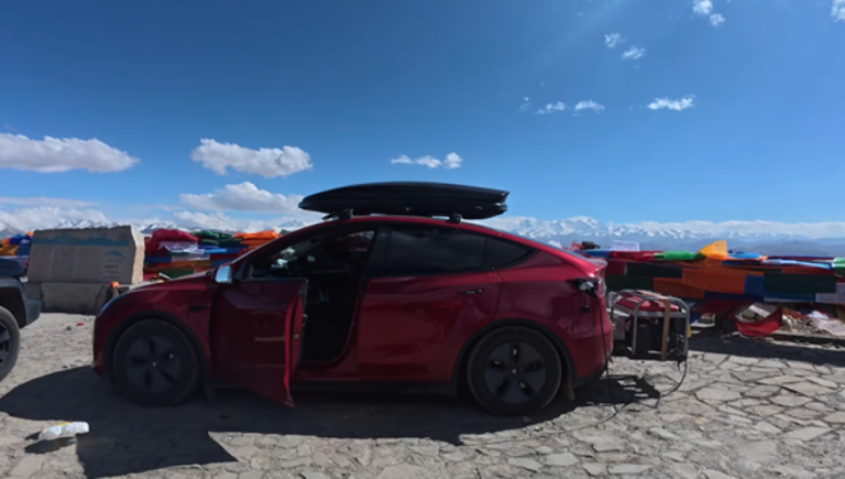 Proprietário chinês modifica Tesla para alcançar o Monte Everest