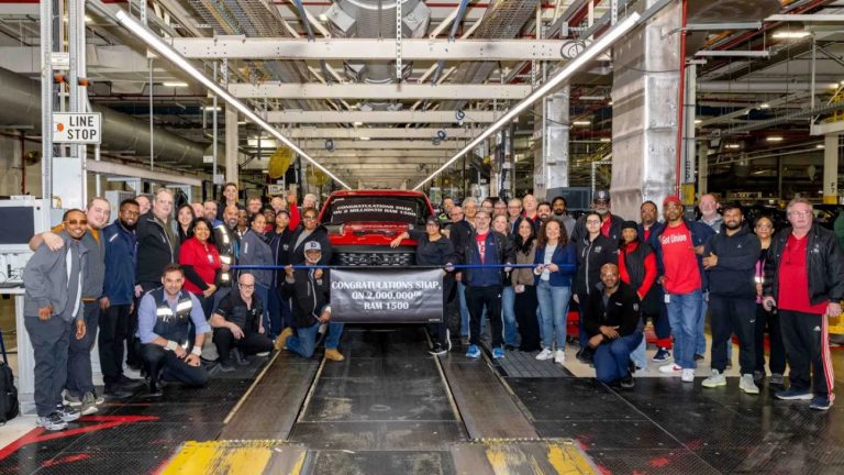 Fábrica da Stellantis em Michigan celebra produção de dois milhões de picapes Ram 1500