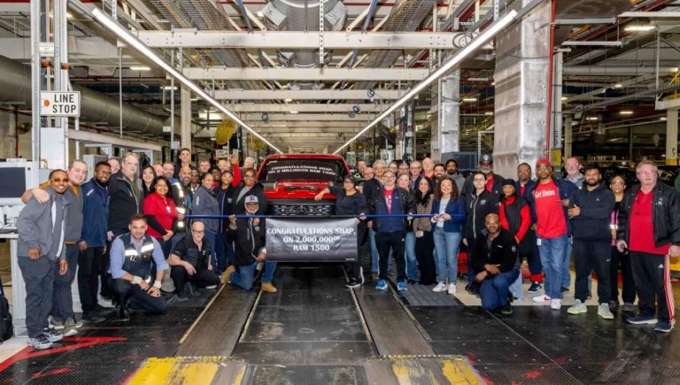 Fábrica da Stellantis em Michigan celebra produção de dois milhões de picapes Ram 1500