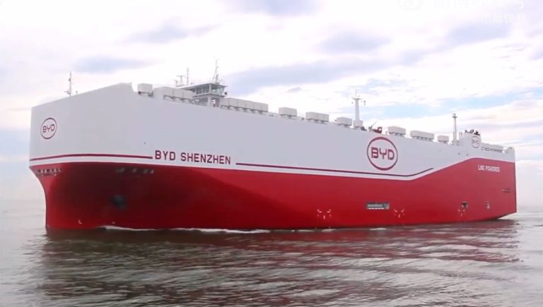Navio cargueiro BYD Shenzhen chega ao Brasil com 7.300 veículos elétricos a bordo