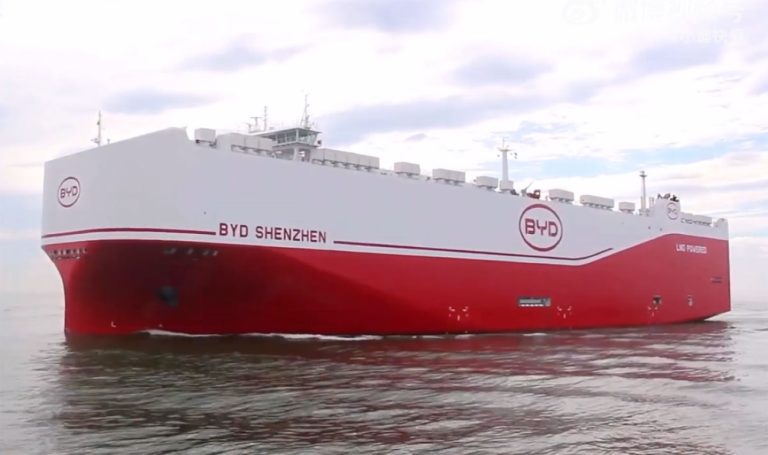 Navio cargueiro BYD Shenzhen chega ao Brasil com 7.300 veículos elétricos a bordo