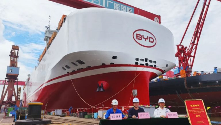 BYD lança sua sétima embarcação para transporte de veículos