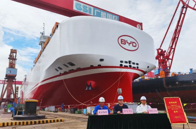 BYD lança sua sétima embarcação para transporte de veículos