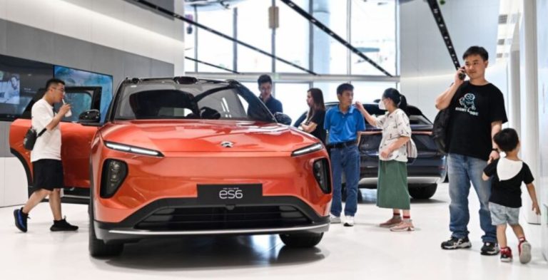 Nio ES6 renovado exibe interior com tela horizontal e carregamento sem fio duplo na China