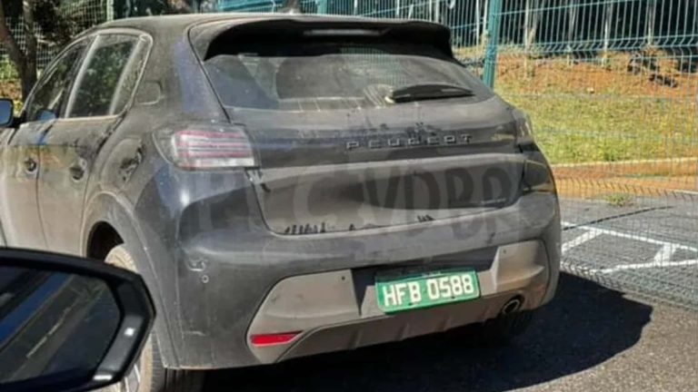 Peugeot 208 T200 híbrido é flagrado e estreia em 2026 pela Stellantis