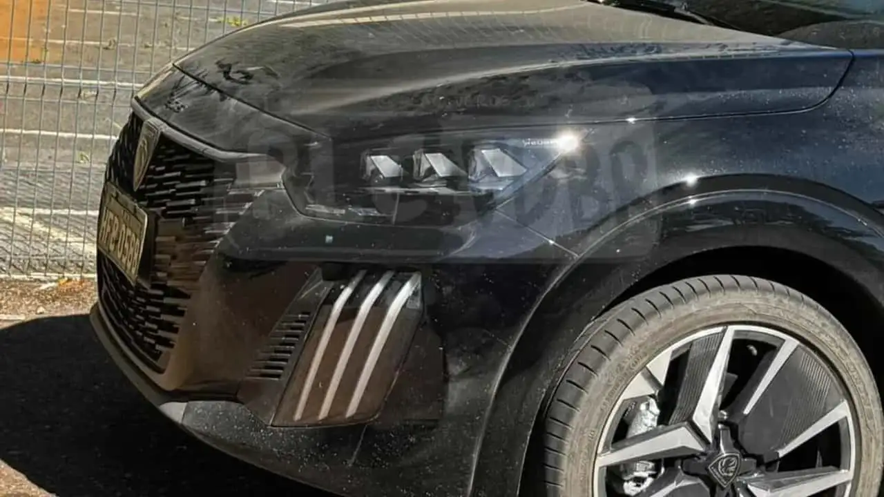Peugeot 208 T200 híbrido é flagrado e estreia em 2026 pela Stellantis