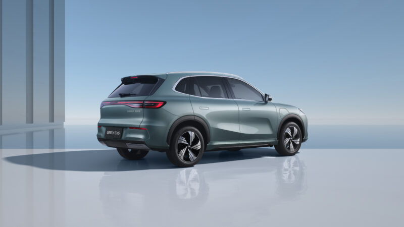 Geely expande presença global e chega à Polônia com novos SUVs eletrificados