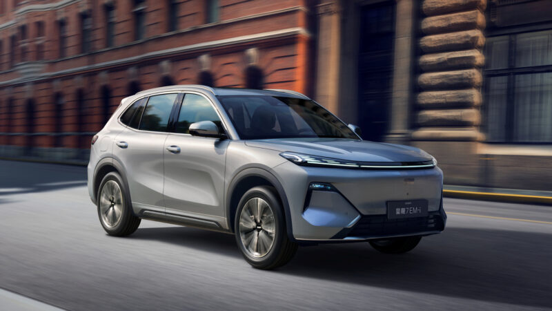 Geely expande presença global e chega à Polônia com novos SUVs eletrificados