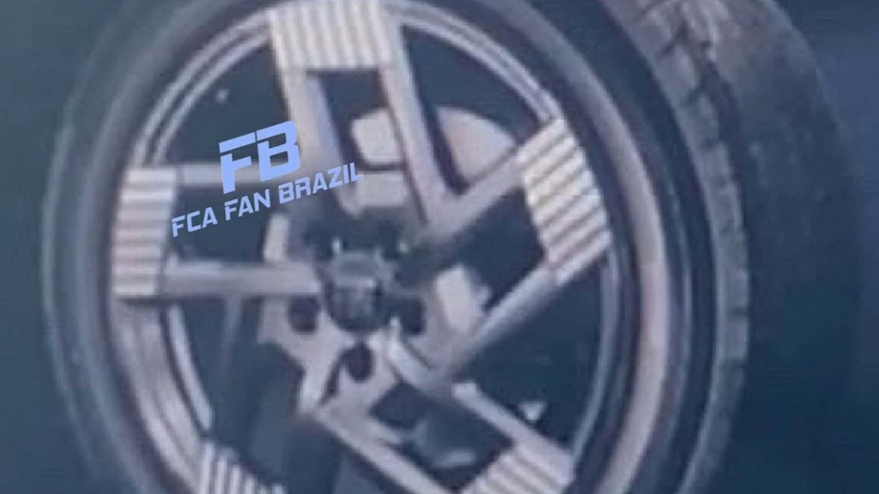 Fiat Toro 2026 é flagrada com nova grade dianteira inspirada no Panda