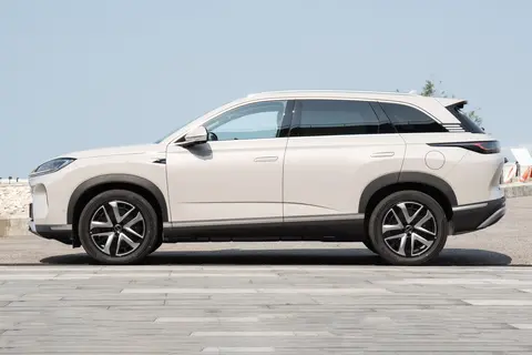 BYD lança SUV híbrido Sealion 07 DM-i, competindo com Tesla Model Y e Li Auto L6