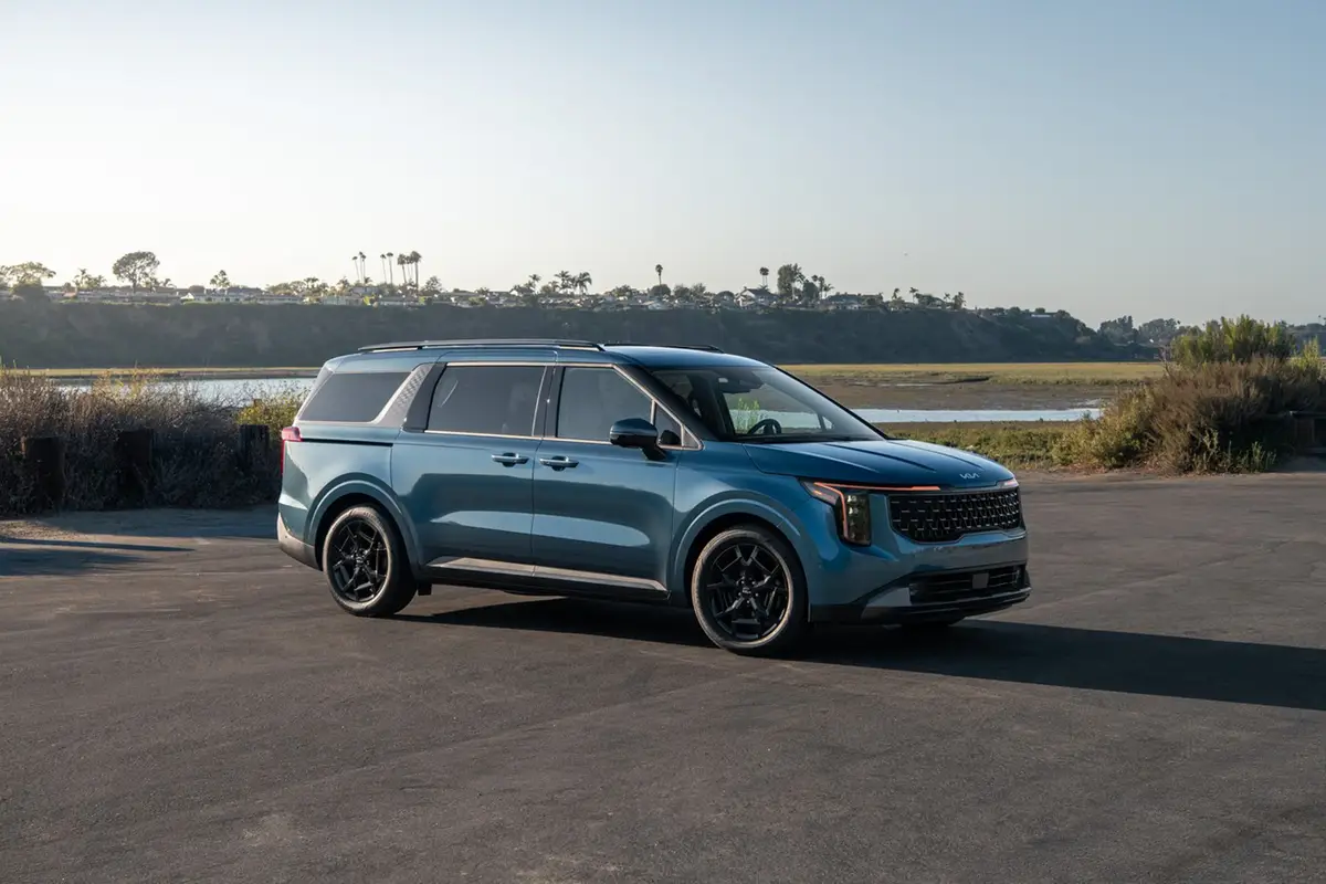 Kia Carnival 2026 estreia com leves mudanças nos preços e versões mantidas