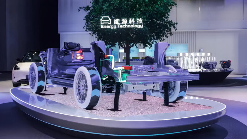 Lynk & Co anuncia o sedan híbrido plug-in 10 EM-P para 2025