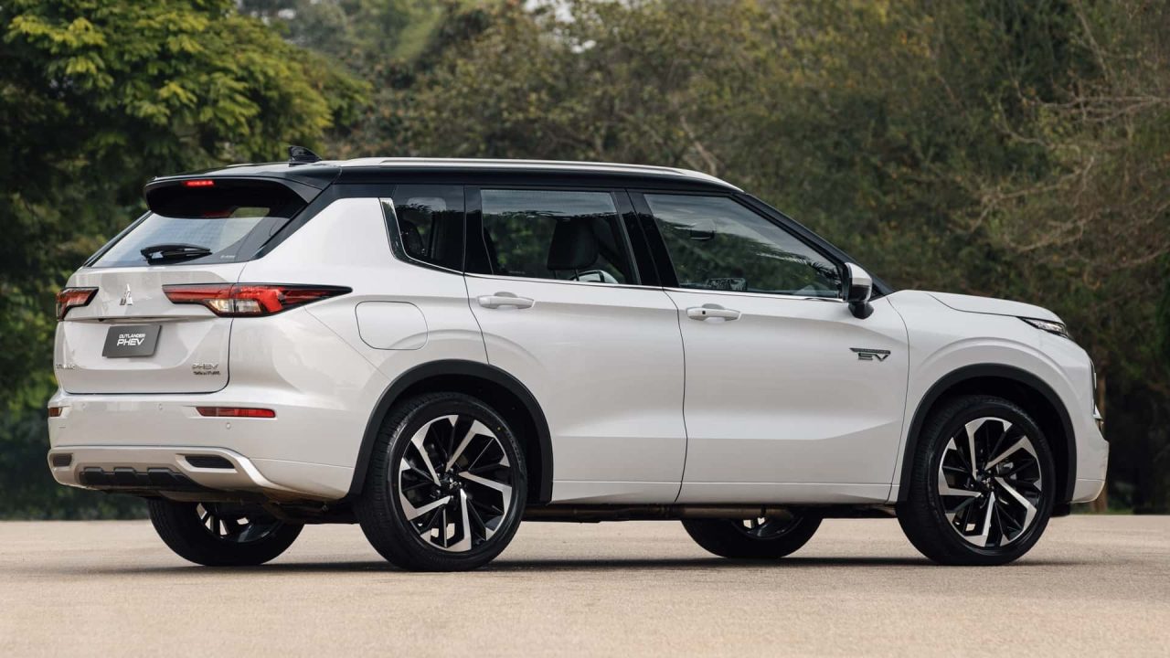 Mitsubishi Outlander PHEV 2026 retorna ao Brasil com sistema híbrido e sete lugares