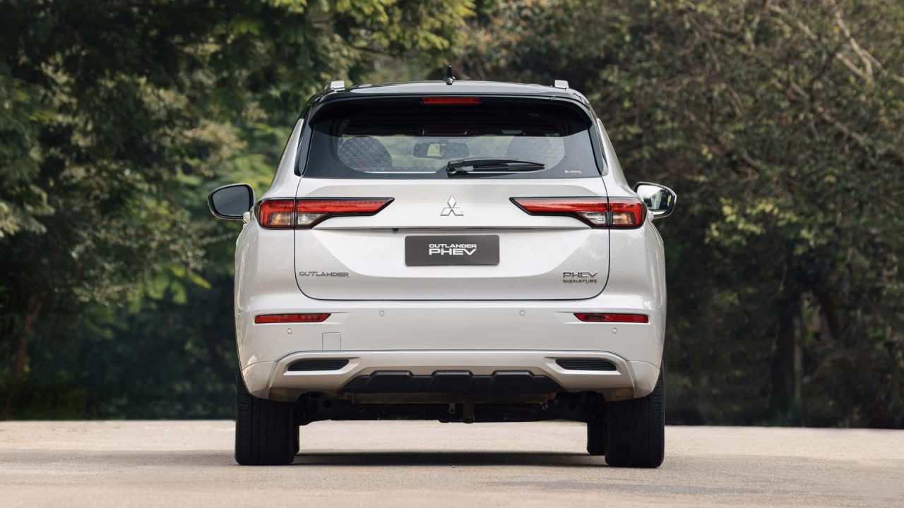 Mitsubishi Outlander PHEV 2026 retorna ao Brasil com sistema híbrido e sete lugares