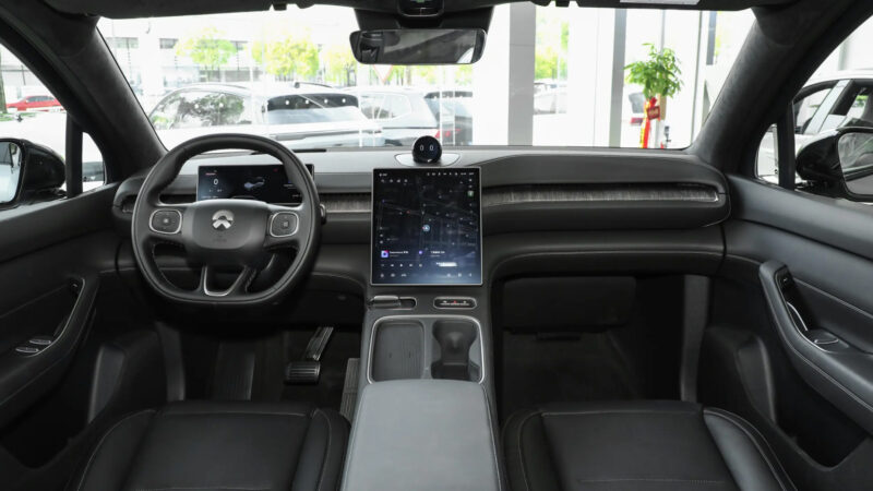 Nio ES6 renovado exibe interior com tela horizontal e carregamento sem fio duplo na China