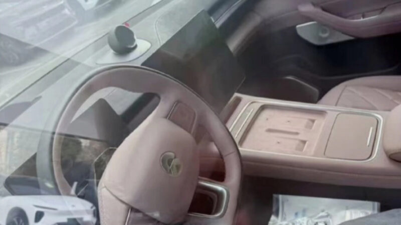 Nio ES6 renovado exibe interior com tela horizontal e carregamento sem fio duplo na China