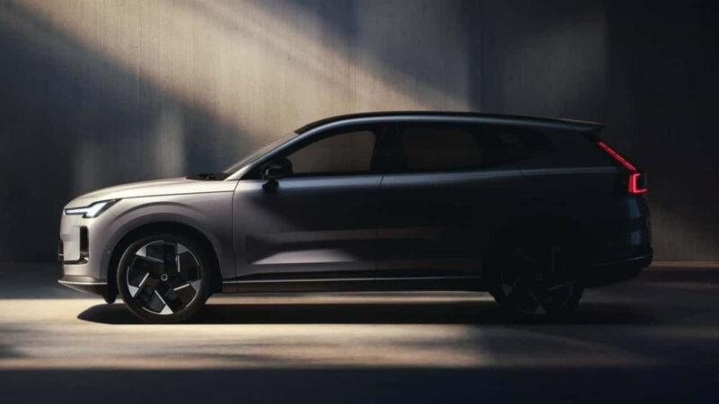 Volvo revive XC70 com design moderno e sistema híbrido plug-in inovador