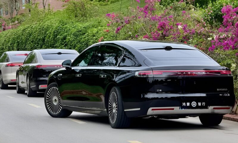 Huawei lança Maextro S800, sedã de luxo elétrico para desafiar Mercedes-Maybach