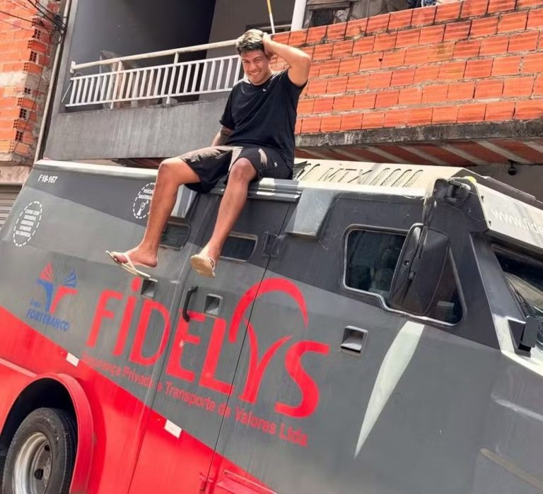 Influenciador é parado pela polícia ao circular com carro-forte comprado em leilão