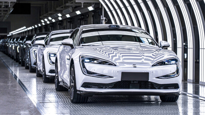 BYD inicia produção em massa do sedã de luxo Yangwang U7 na China