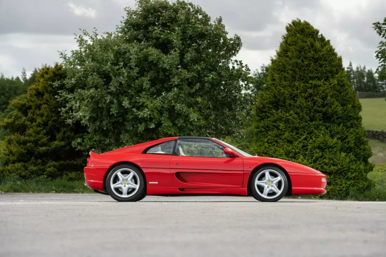 Ferrari F355 GTS de Jeremy Clarkson vai a leilão no Reino Unido