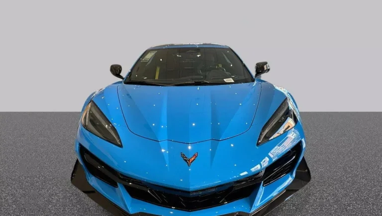 Tentativa de furto de Corvette Z06 termina com veículo preso em janela de concessionária