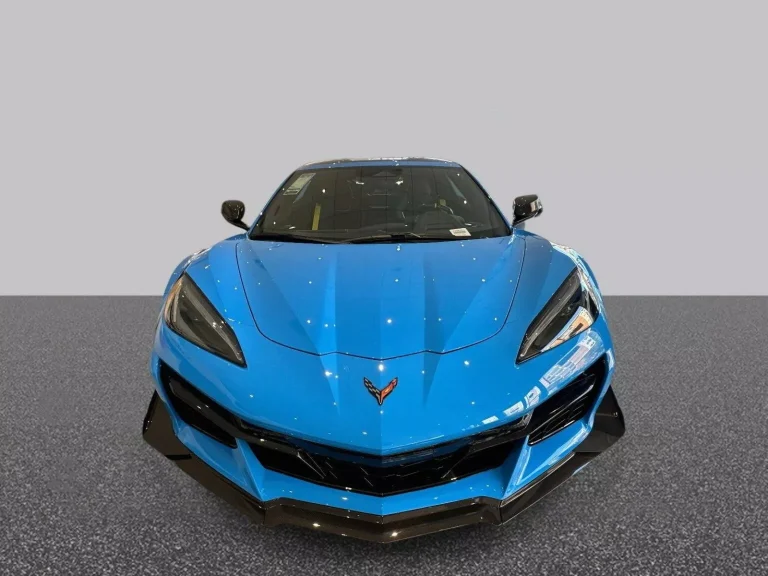 Tentativa de furto de Corvette Z06 termina com veículo preso em janela de concessionária