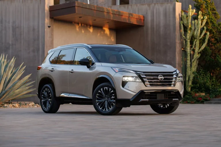 Nissan Rogue 2026 chega com estilo agressivo, preço revisado e novidades no pacote