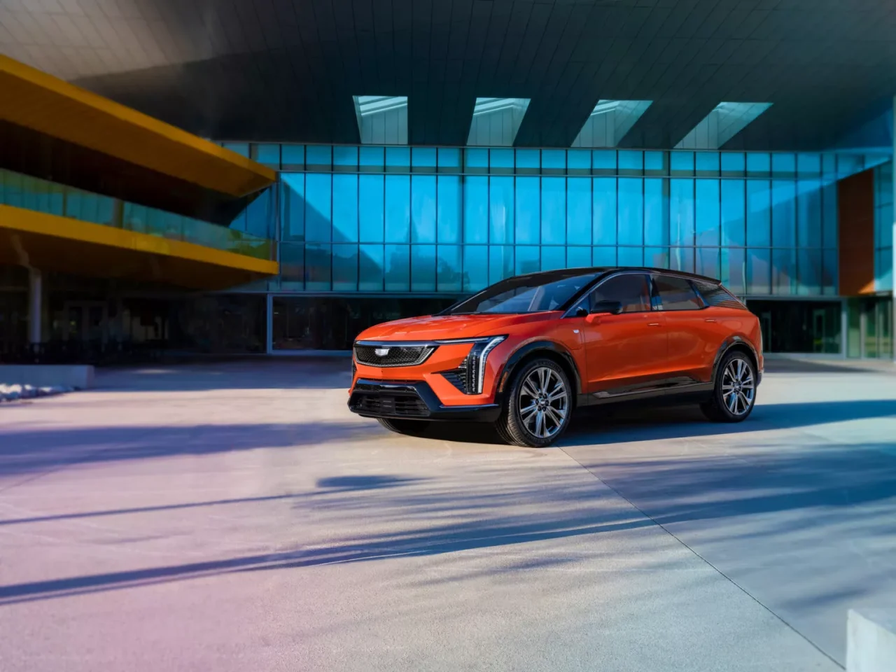 Cadillac Optiq 2026 estreia com novos motores, tração e acesso à rede da Tesla