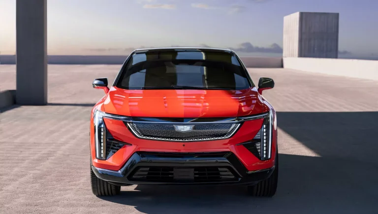 Cadillac Optiq 2026 estreia com novos motores, tração e acesso à rede da Tesla