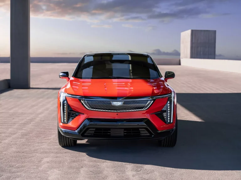 Cadillac Optiq 2026 estreia com novos motores, tração e acesso à rede da Tesla