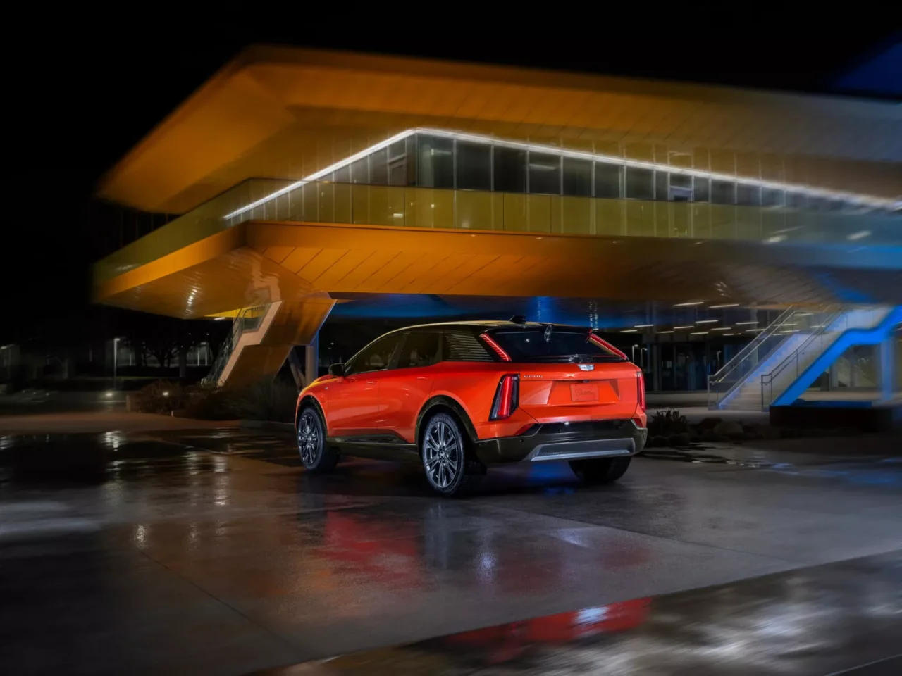 Cadillac Optiq 2026 estreia com novos motores, tração e acesso à rede da Tesla