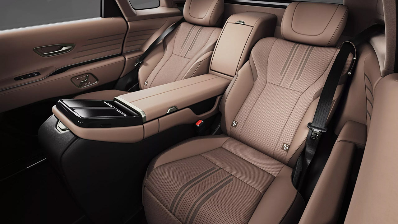 Toyota Century inova com vidros eletrocrômicos para privacidade e conforto