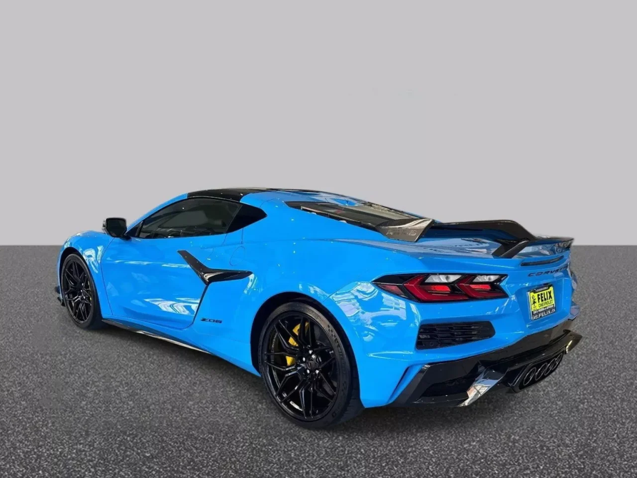 Tentativa de furto de Corvette Z06 termina com veículo preso em janela de concessionária