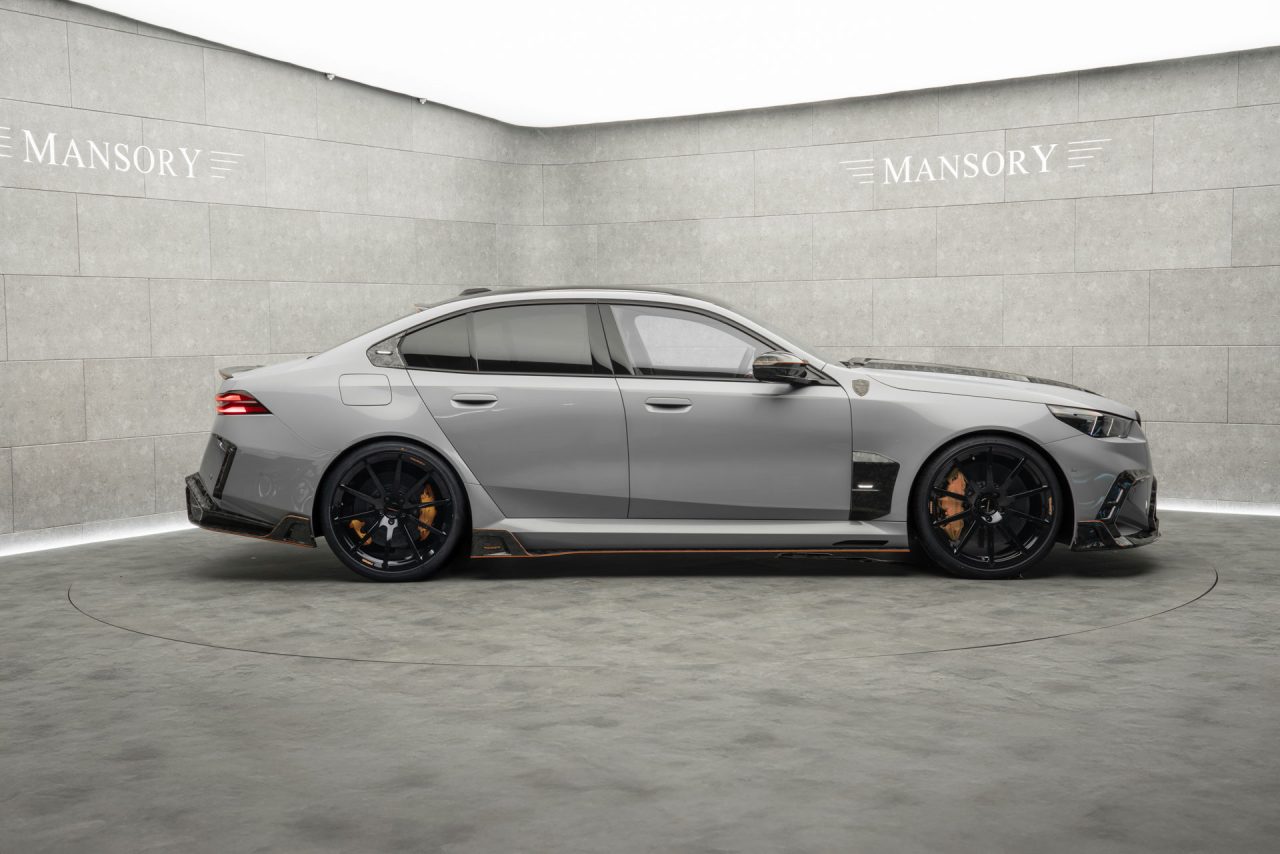 Mansory eleva BMW M5 híbrido a 838 cv com pacote de tuning agressivo