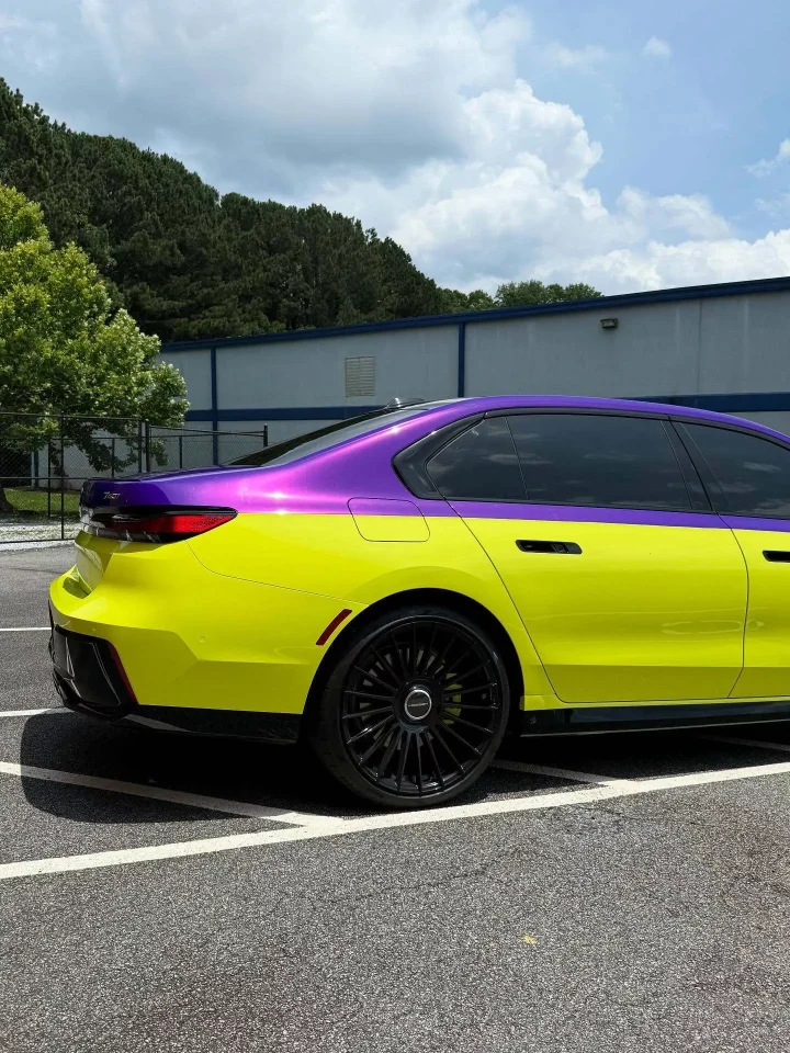 BMW Série 7 ganha visual extravagante com envelopamento