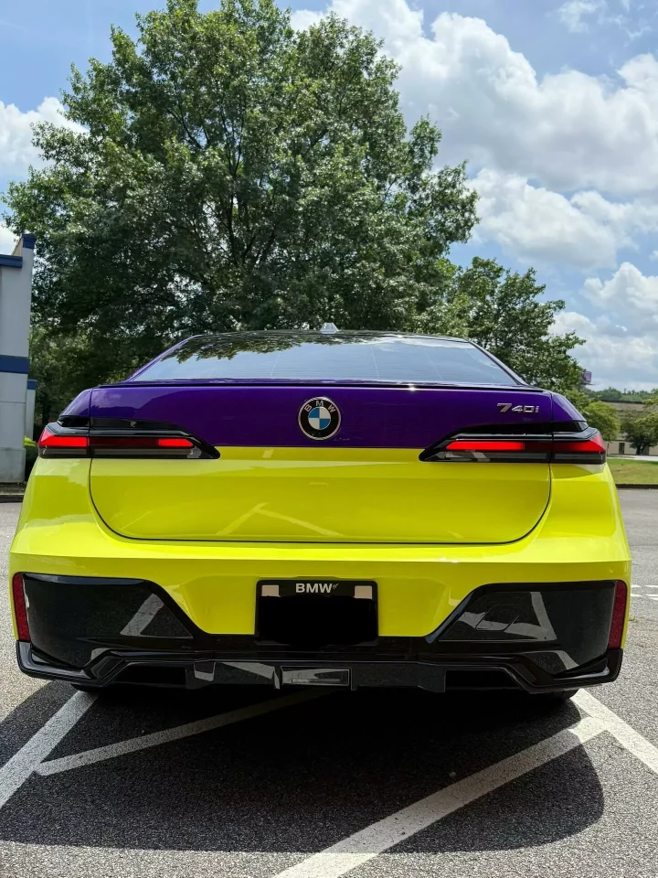 BMW Série 7 ganha visual extravagante com envelopamento