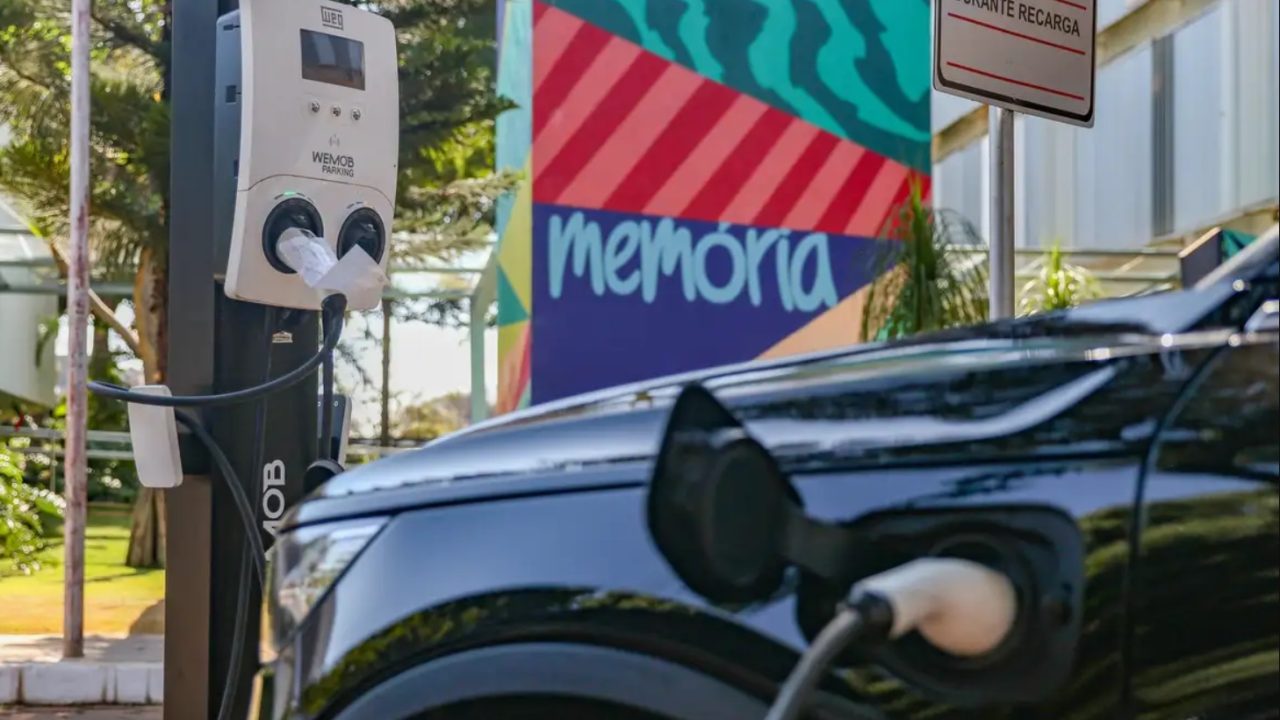 Recarga rápida de carros elétricos revela impacto ambiental inesperado